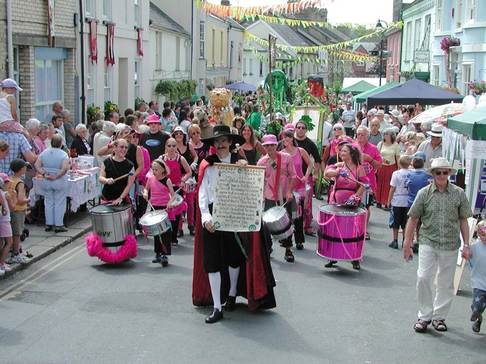 The Annual Pilton Green Man Festival Parade reaches Pilton Street in 2005